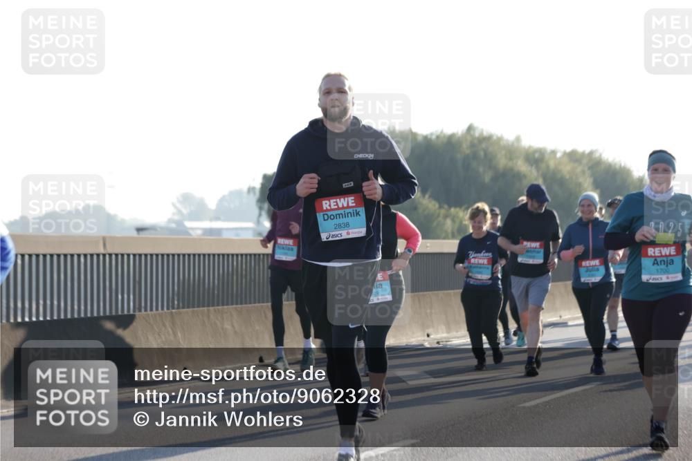03.10.2025 - Köhlbrandbrückenlauf Jannik Wohlers http://msf.ph/oto/9062328 03.10.2025 09:23:33 Position 3 24, 2838, 29, 1700 meine-sportfotos.de