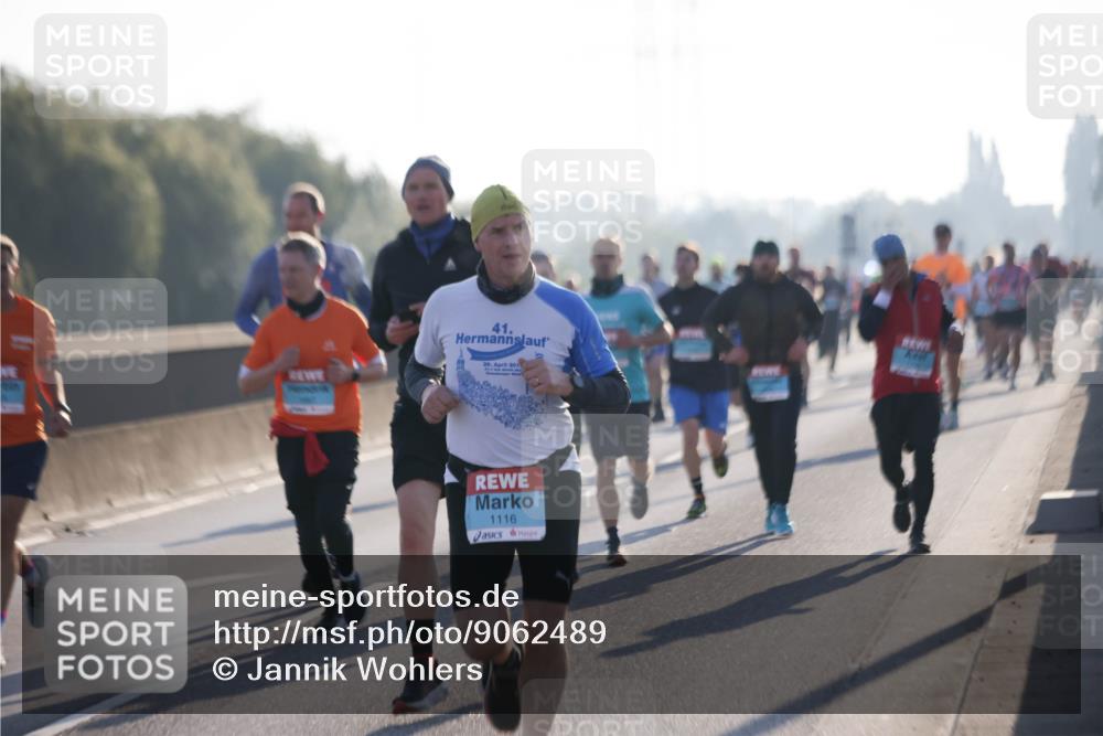 03.10.2025 - Köhlbrandbrückenlauf Jannik Wohlers http://msf.ph/oto/9062489 03.10.2025 09:15:40 Position 3 41, 29, 201, 1116 meine-sportfotos.de