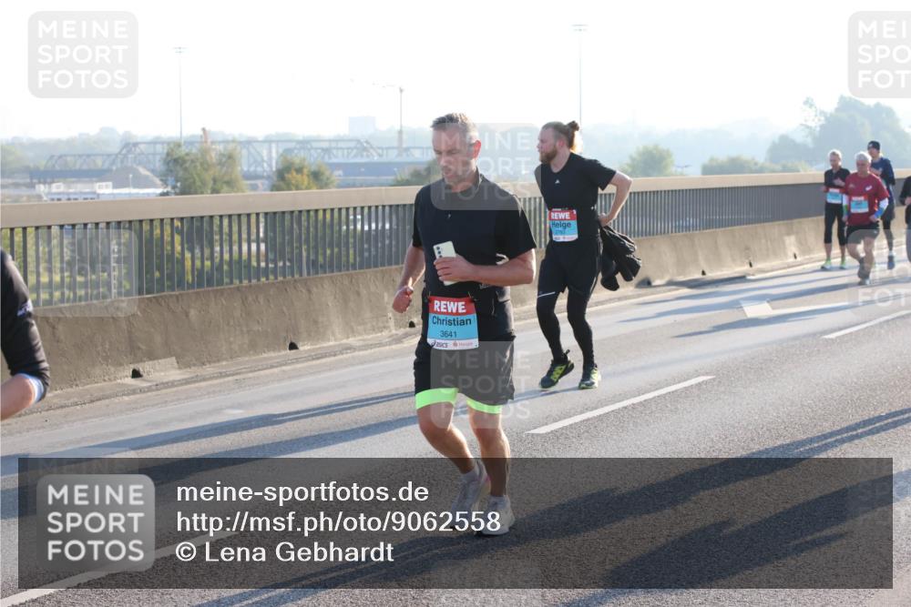 03.10.2025 - Köhlbrandbrückenlauf Lena Gebhardt http://msf.ph/oto/9062558 03.10.2025 09:20:22 Position 1 3641, 2793 meine-sportfotos.de