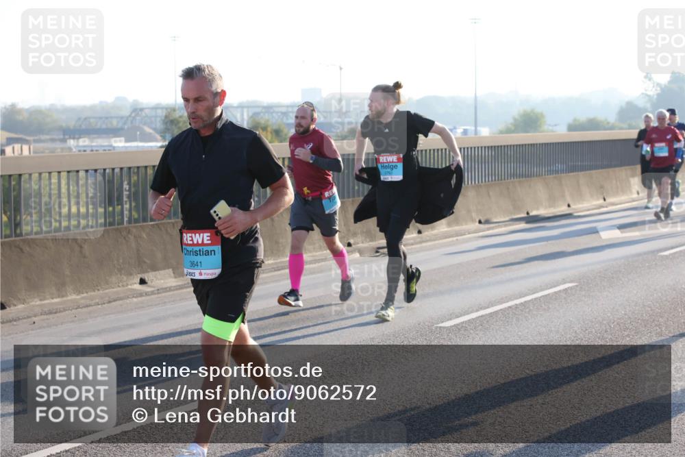 03.10.2025 - Köhlbrandbrückenlauf Lena Gebhardt http://msf.ph/oto/9062572 03.10.2025 09:20:22 Position 1 3641, 2793 meine-sportfotos.de