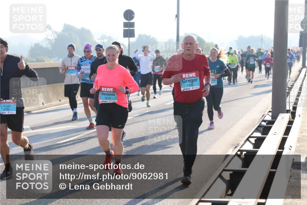 03.10.2025 - Köhlbrandbrückenlauf Lena Gebhardt http://msf.ph/oto/9062981 03.10.2025 09:20:34 Position 1 3750, 3210, 1498 meine-sportfotos.de