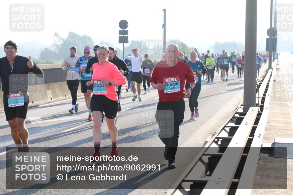 03.10.2025 - Köhlbrandbrückenlauf Lena Gebhardt http://msf.ph/oto/9062991 03.10.2025 09:20:34 Position 1 3750, 3210, 1498 meine-sportfotos.de