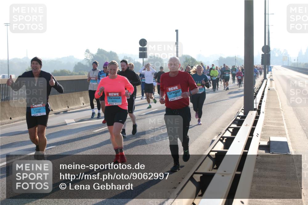 03.10.2025 - Köhlbrandbrückenlauf Lena Gebhardt http://msf.ph/oto/9062997 03.10.2025 09:20:34 Position 1 3750, 3210, 1498, 202 meine-sportfotos.de