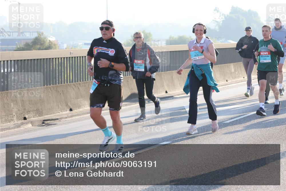 03.10.2025 - Köhlbrandbrückenlauf Lena Gebhardt http://msf.ph/oto/9063191 03.10.2025 09:20:43 Position 1 3818, 1699, 1287 meine-sportfotos.de