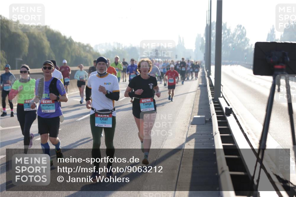 03.10.2025 - Köhlbrandbrückenlauf Jannik Wohlers http://msf.ph/oto/9063212 03.10.2025 09:16:07 Position 3 1415, 3344, 1412 meine-sportfotos.de