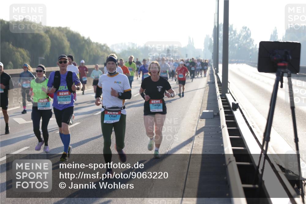 03.10.2025 - Köhlbrandbrückenlauf Jannik Wohlers http://msf.ph/oto/9063220 03.10.2025 09:16:07 Position 3 1415, 3344, 1412 meine-sportfotos.de