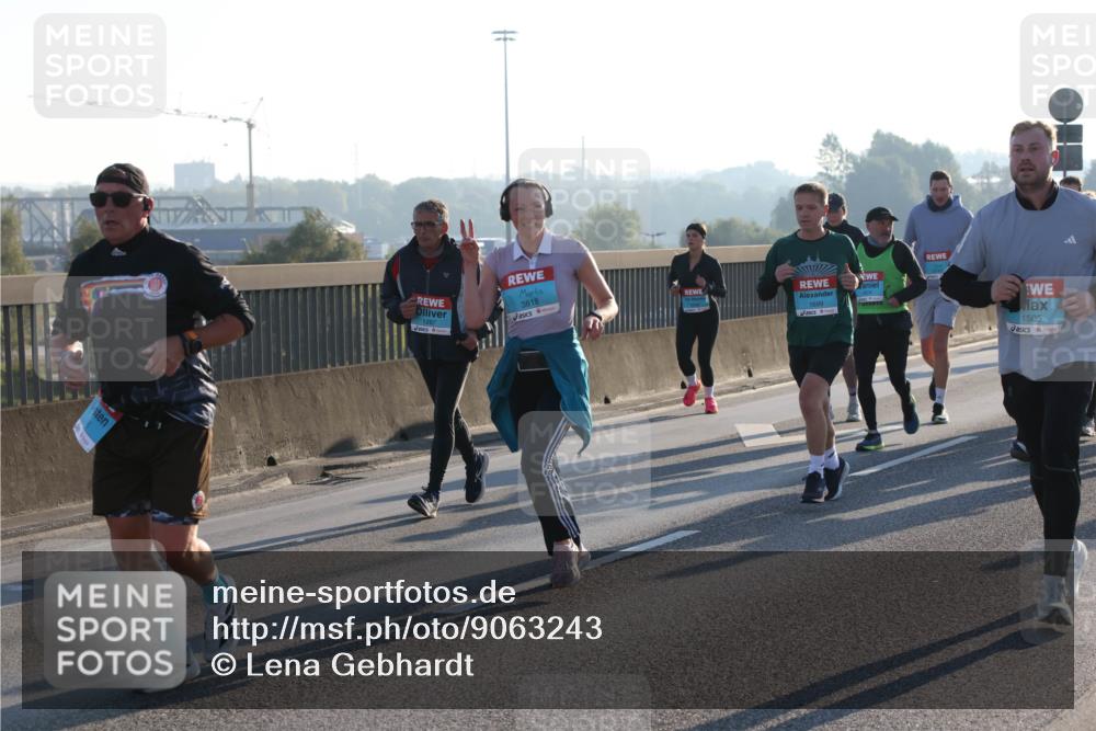 03.10.2025 - Köhlbrandbrückenlauf Lena Gebhardt http://msf.ph/oto/9063243 03.10.2025 09:20:44 Position 1 1287, 3818, 1699, 1505 meine-sportfotos.de