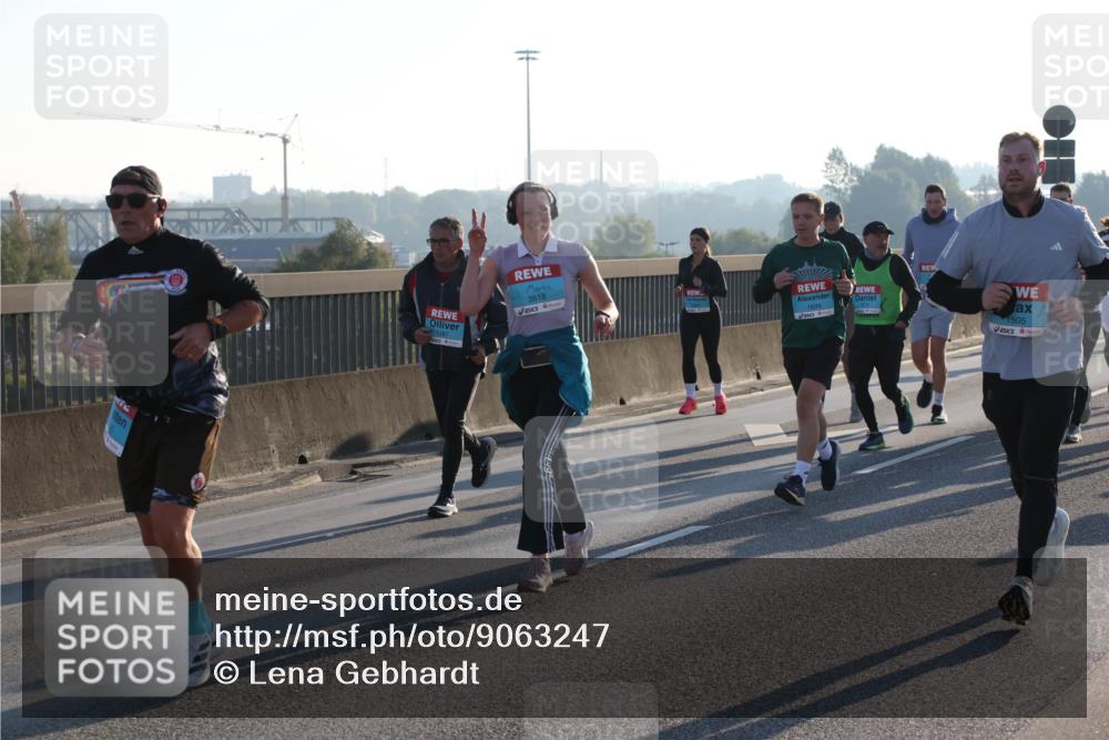 03.10.2025 - Köhlbrandbrückenlauf Lena Gebhardt http://msf.ph/oto/9063247 03.10.2025 09:20:44 Position 1 3818, 1699, 1505 meine-sportfotos.de