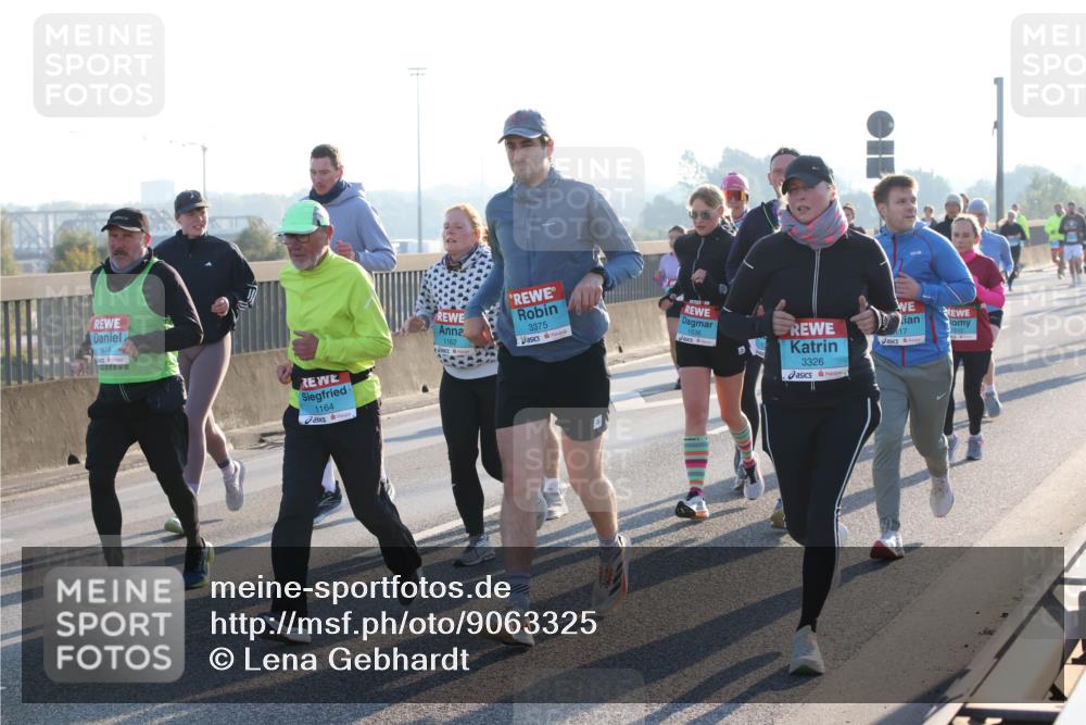 03.10.2025 - Köhlbrandbrückenlauf Lena Gebhardt http://msf.ph/oto/9063325 03.10.2025 09:20:47 Position 1 1674, 1164, 1162, 3375, 3326 meine-sportfotos.de