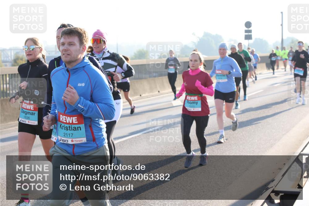 03.10.2025 - Köhlbrandbrückenlauf Lena Gebhardt http://msf.ph/oto/9063382 03.10.2025 09:20:50 Position 1 1636, 130, 2117, 1515 meine-sportfotos.de