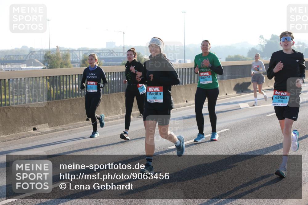 03.10.2025 - Köhlbrandbrückenlauf Lena Gebhardt http://msf.ph/oto/9063456 03.10.2025 09:20:53 Position 1 1338, 3743, 3186, 1933 meine-sportfotos.de