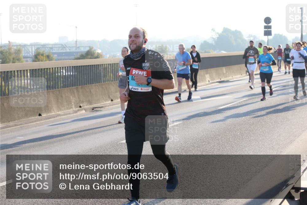03.10.2025 - Köhlbrandbrückenlauf Lena Gebhardt http://msf.ph/oto/9063504 03.10.2025 09:20:55 Position 1 1921 meine-sportfotos.de