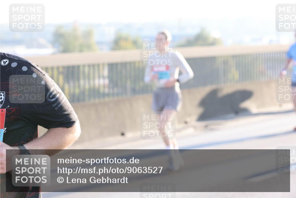 03.10.2025 - Köhlbrandbrückenlauf Lena Gebhardt http://msf.ph/oto/9063527 03.10.2025 09:20:56 Position 1 3, 32, 18, 38 meine-sportfotos.de