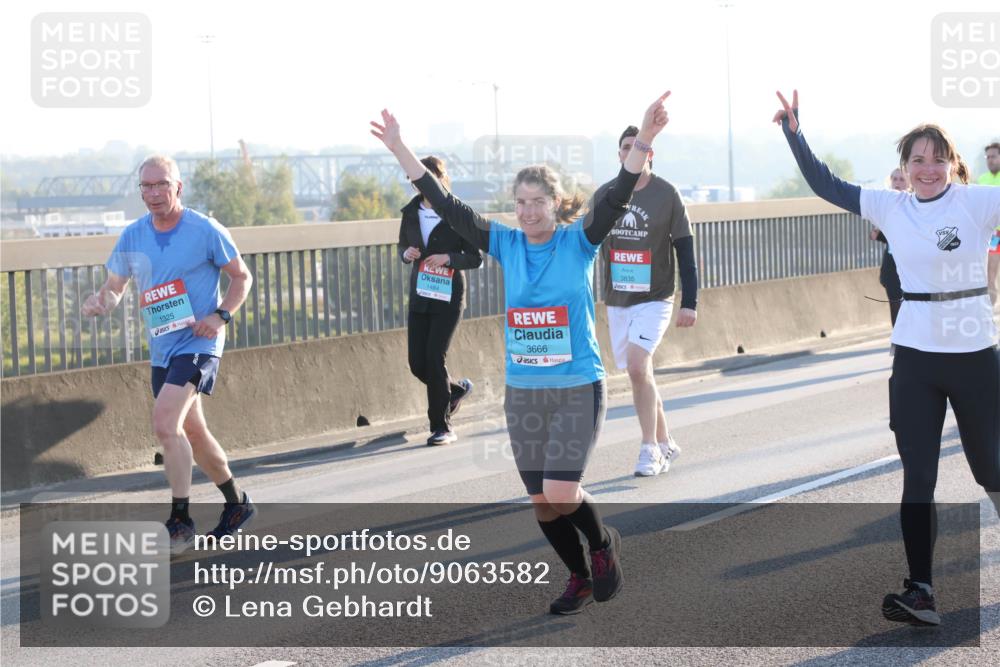 03.10.2025 - Köhlbrandbrückenlauf Lena Gebhardt http://msf.ph/oto/9063582 03.10.2025 09:20:58 Position 1 1325, 1484, 3666, 3835 meine-sportfotos.de