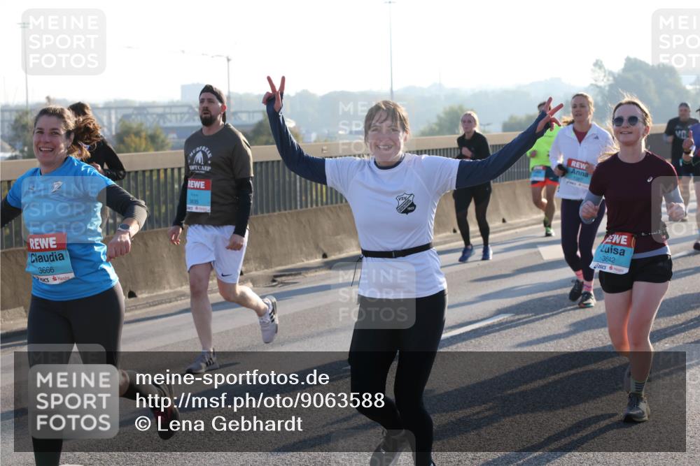 03.10.2025 - Köhlbrandbrückenlauf Lena Gebhardt http://msf.ph/oto/9063588 03.10.2025 09:20:59 Position 1 3666, 3835, 3642 meine-sportfotos.de
