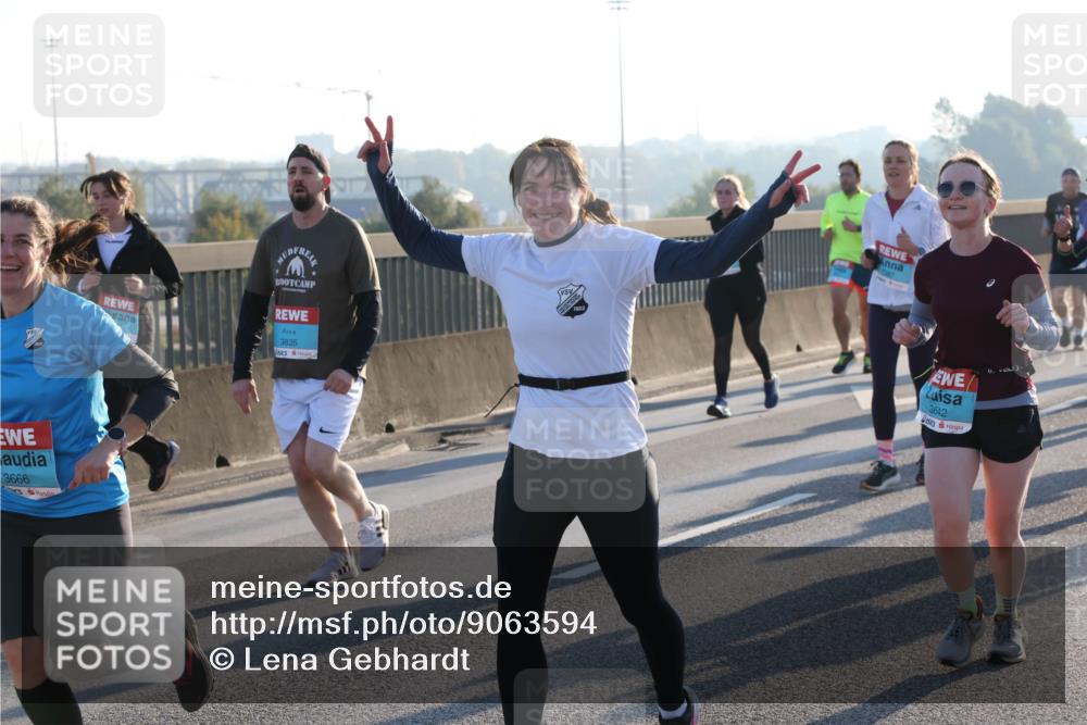 03.10.2025 - Köhlbrandbrückenlauf Lena Gebhardt http://msf.ph/oto/9063594 03.10.2025 09:20:59 Position 1 3666, 3835, 3642 meine-sportfotos.de