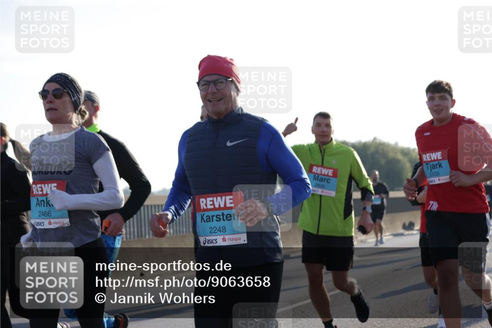 03.10.2025 - Köhlbrandbrückenlauf Jannik Wohlers http://msf.ph/oto/9063658 03.10.2025 09:24:19 Position 3 2466, 2248, 2630, 2632 meine-sportfotos.de