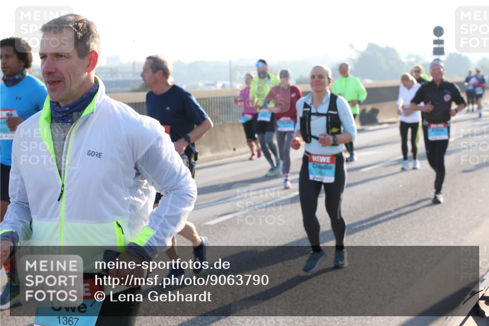 03.10.2025 - Köhlbrandbrückenlauf Lena Gebhardt http://msf.ph/oto/9063790 03.10.2025 09:21:04 Position 1 1367 meine-sportfotos.de