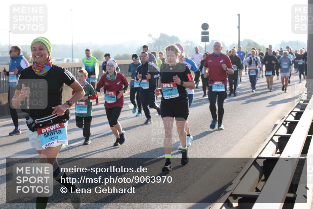 03.10.2025 - Köhlbrandbrückenlauf Lena Gebhardt http://msf.ph/oto/9063970 03.10.2025 09:21:13 Position 1 1093, 3499, 3500, 1649 meine-sportfotos.de