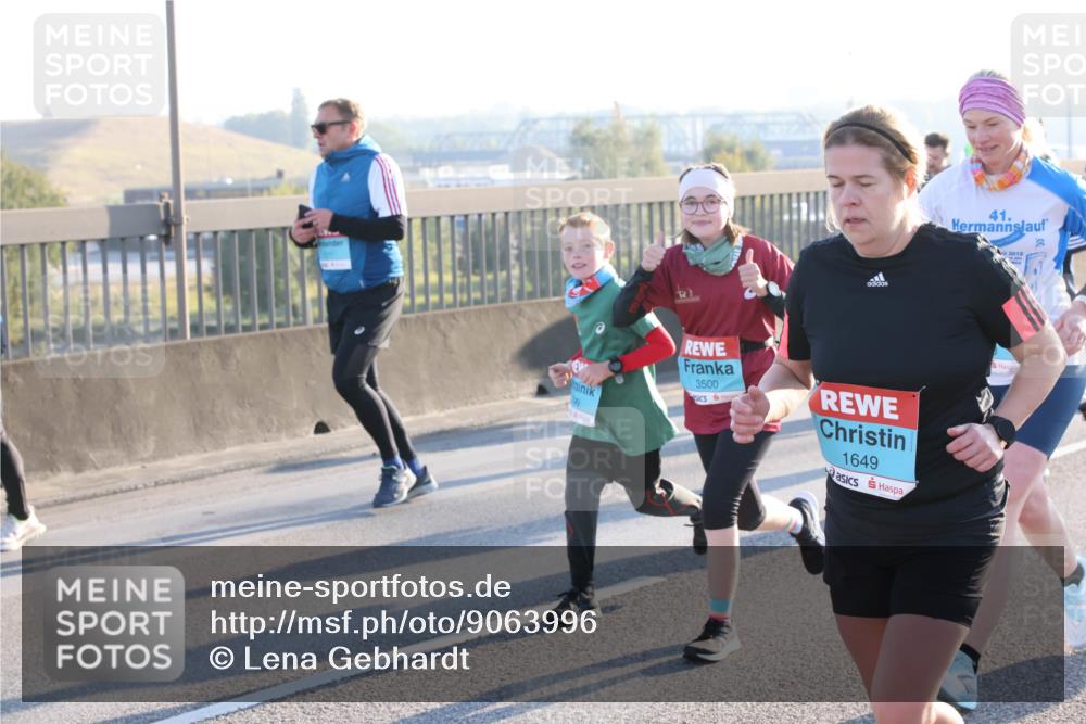 03.10.2025 - Köhlbrandbrückenlauf Lena Gebhardt http://msf.ph/oto/9063996 03.10.2025 09:21:14 Position 1 3500, 1649, 41 meine-sportfotos.de