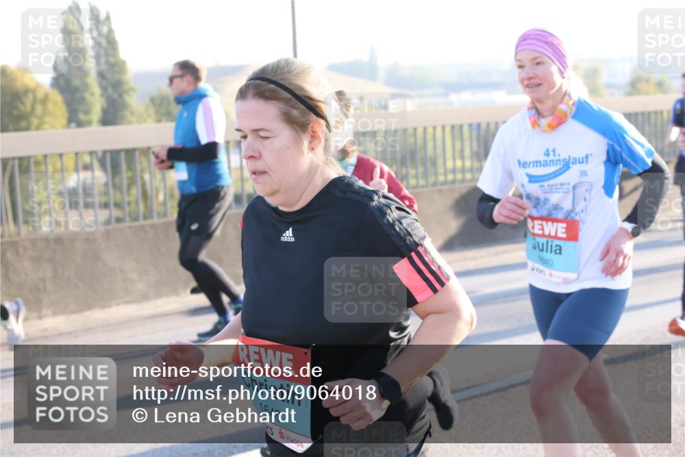 03.10.2025 - Köhlbrandbrückenlauf Lena Gebhardt http://msf.ph/oto/9064018 03.10.2025 09:21:15 Position 1 41, 140, 1649 meine-sportfotos.de