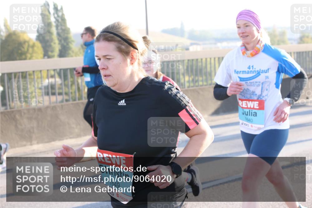 03.10.2025 - Köhlbrandbrückenlauf Lena Gebhardt http://msf.ph/oto/9064020 03.10.2025 09:21:15 Position 1 1649, 41, 1840 meine-sportfotos.de
