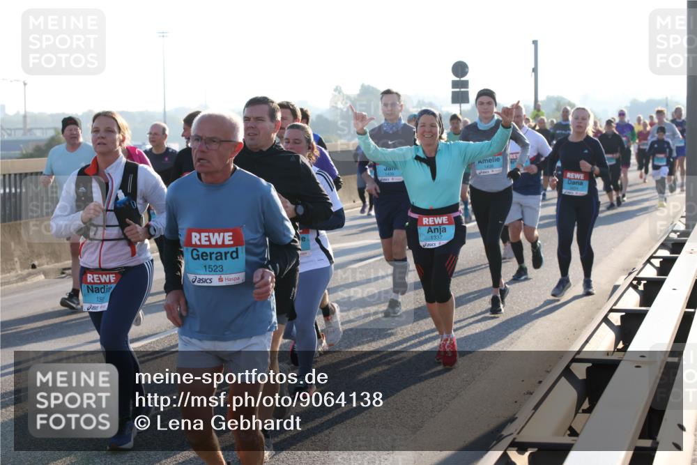 03.10.2025 - Köhlbrandbrückenlauf Lena Gebhardt http://msf.ph/oto/9064138 03.10.2025 09:21:20 Position 1 156, 1523, 1439, 1337 meine-sportfotos.de