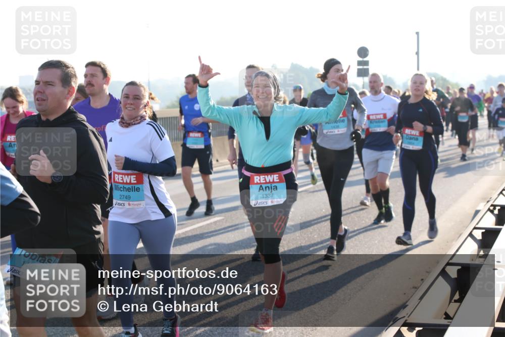 03.10.2025 - Köhlbrandbrückenlauf Lena Gebhardt http://msf.ph/oto/9064163 03.10.2025 09:21:20 Position 1 1492, 2749, 1337, 1438 meine-sportfotos.de