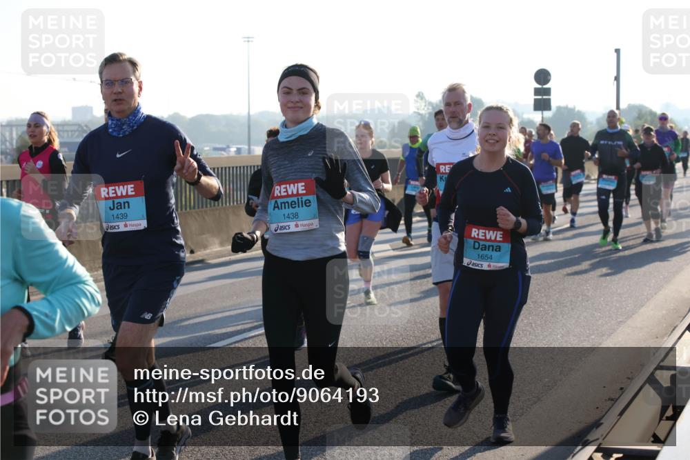 03.10.2025 - Köhlbrandbrückenlauf Lena Gebhardt http://msf.ph/oto/9064193 03.10.2025 09:21:22 Position 1 1439, 1438, 1654 meine-sportfotos.de