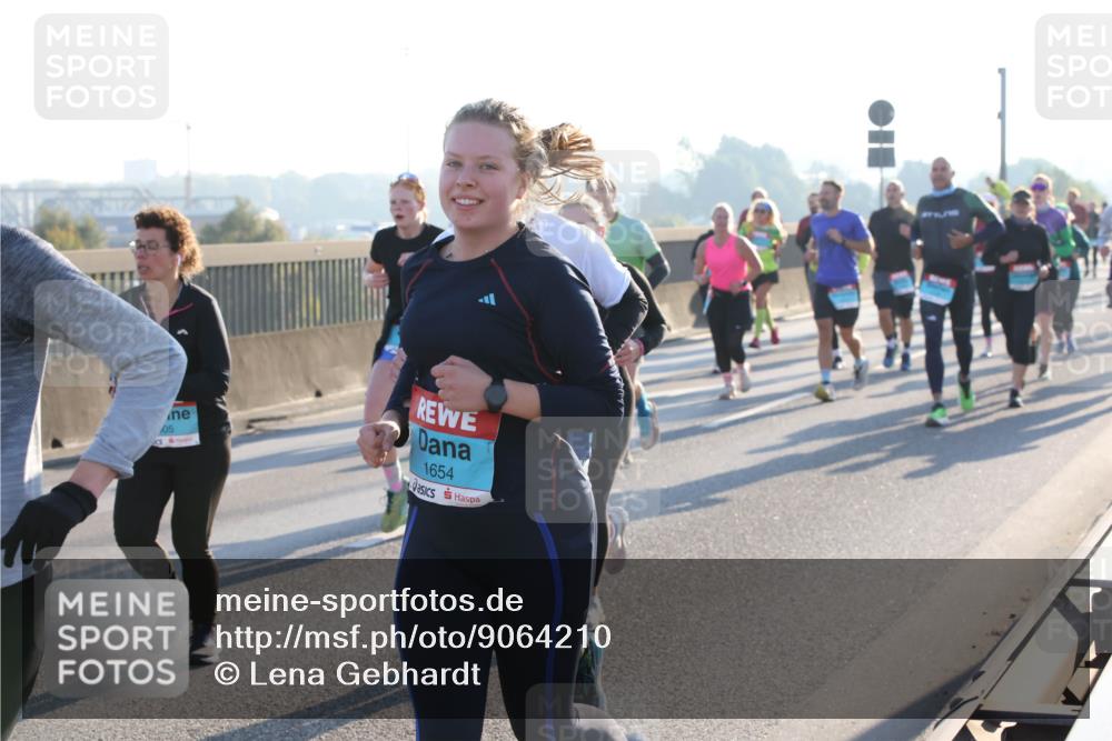 03.10.2025 - Köhlbrandbrückenlauf Lena Gebhardt http://msf.ph/oto/9064210 03.10.2025 09:21:23 Position 1 05, 1654 meine-sportfotos.de