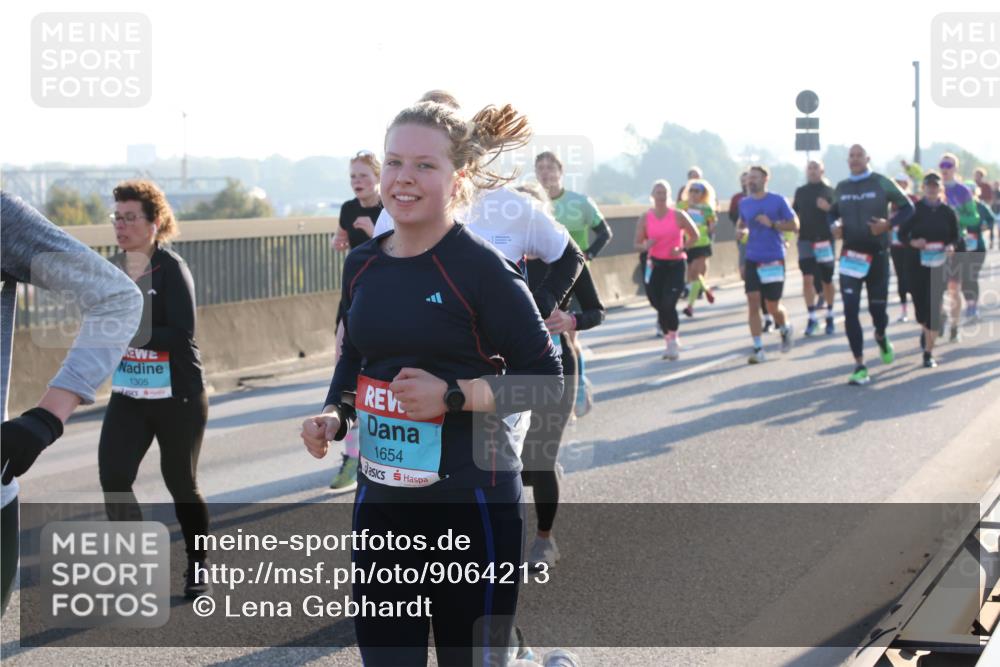 03.10.2025 - Köhlbrandbrückenlauf Lena Gebhardt http://msf.ph/oto/9064213 03.10.2025 09:21:23 Position 1 1305, 1654 meine-sportfotos.de