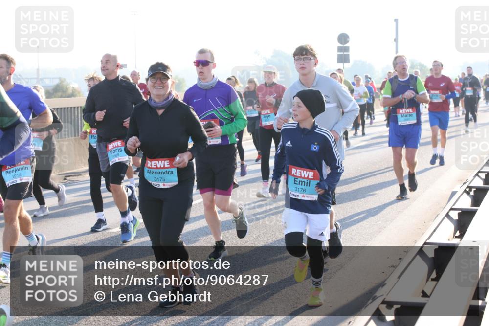 03.10.2025 - Köhlbrandbrückenlauf Lena Gebhardt http://msf.ph/oto/9064287 03.10.2025 09:21:27 Position 1 1212, 3369, 3175, 3178 meine-sportfotos.de