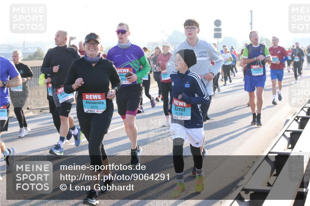 03.10.2025 - Köhlbrandbrückenlauf Lena Gebhardt http://msf.ph/oto/9064291 03.10.2025 09:21:27 Position 1 3369, 3175, 2034, 3178 meine-sportfotos.de
