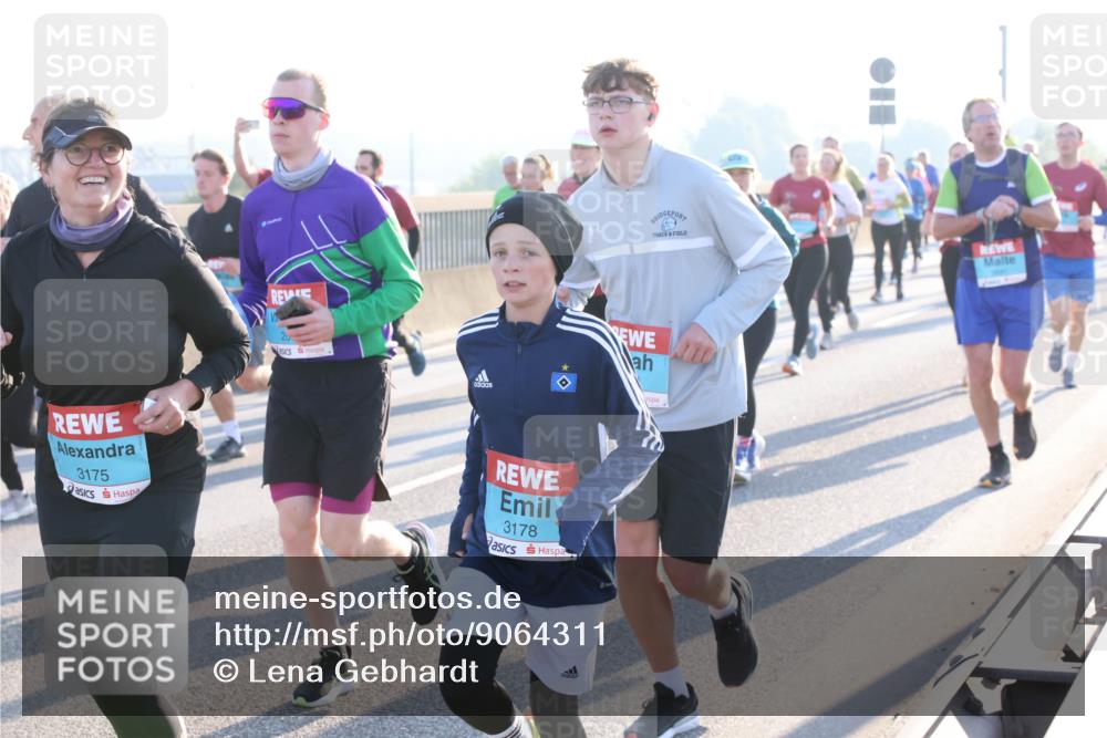 03.10.2025 - Köhlbrandbrückenlauf Lena Gebhardt http://msf.ph/oto/9064311 03.10.2025 09:21:27 Position 1 3175, 2, 3178 meine-sportfotos.de