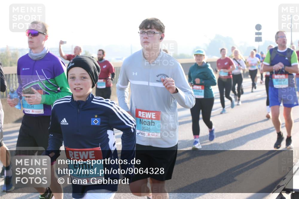03.10.2025 - Köhlbrandbrückenlauf Lena Gebhardt http://msf.ph/oto/9064328 03.10.2025 09:21:28 Position 1 2034, 3178, 2040 meine-sportfotos.de