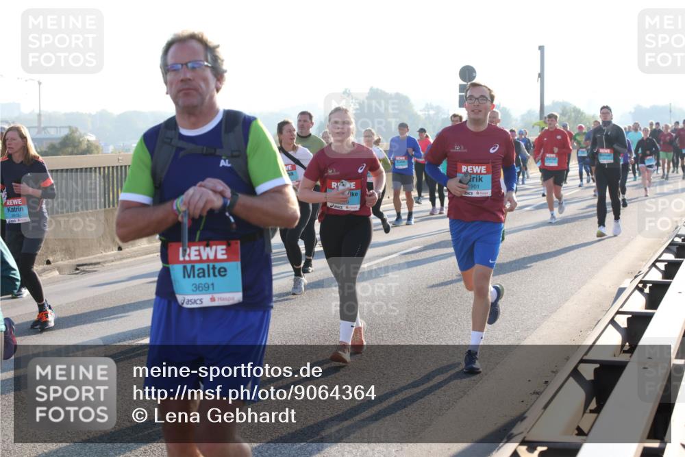 03.10.2025 - Köhlbrandbrückenlauf Lena Gebhardt http://msf.ph/oto/9064364 03.10.2025 09:21:30 Position 1 2813, 3691, 1901 meine-sportfotos.de