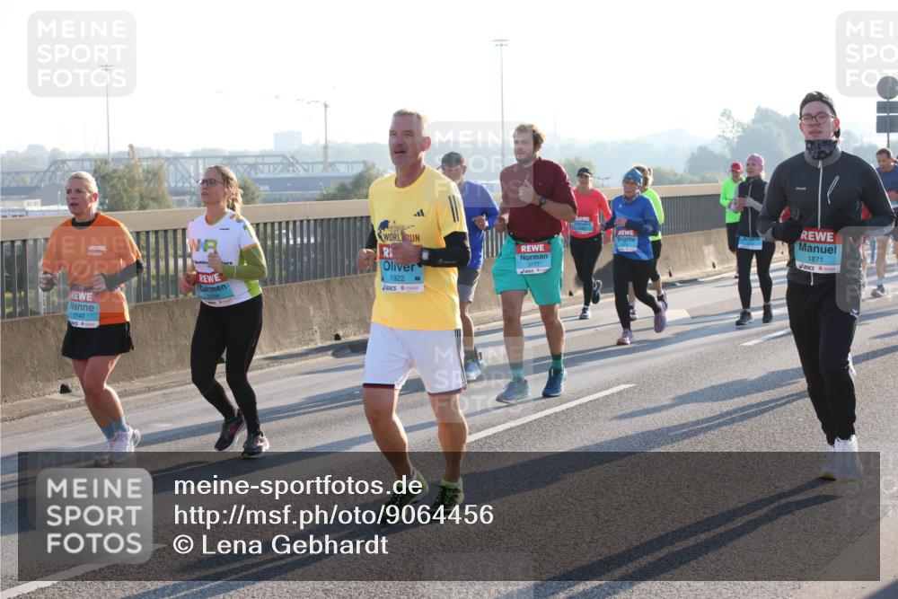 03.10.2025 - Köhlbrandbrückenlauf Lena Gebhardt http://msf.ph/oto/9064456 03.10.2025 09:21:34 Position 1 2147, 1922, 3177, 1871 meine-sportfotos.de