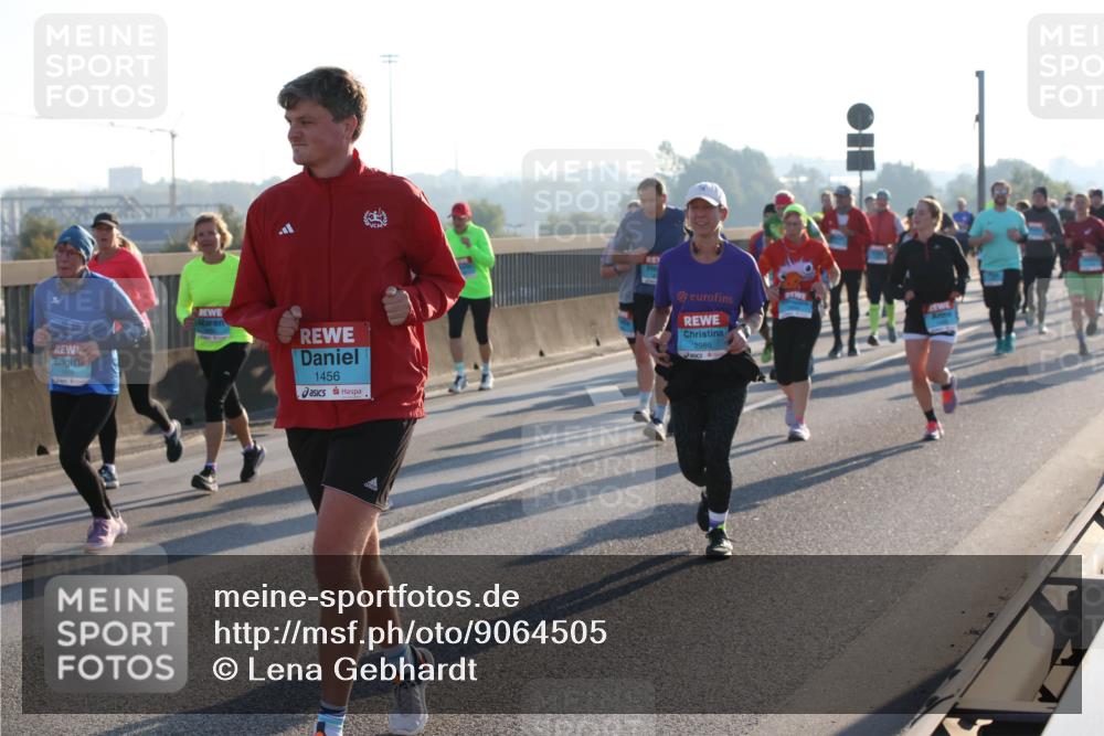 03.10.2025 - Köhlbrandbrückenlauf Lena Gebhardt http://msf.ph/oto/9064505 03.10.2025 09:21:36 Position 1 1456, 2986 meine-sportfotos.de