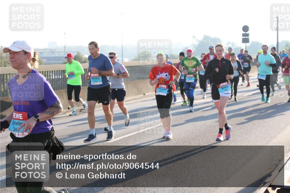 03.10.2025 - Köhlbrandbrückenlauf Lena Gebhardt http://msf.ph/oto/9064544 03.10.2025 09:21:38 Position 1 2983 meine-sportfotos.de