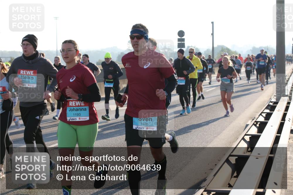 03.10.2025 - Köhlbrandbrückenlauf Lena Gebhardt http://msf.ph/oto/9064639 03.10.2025 09:21:42 Position 1 2323, 1193, 1195 meine-sportfotos.de