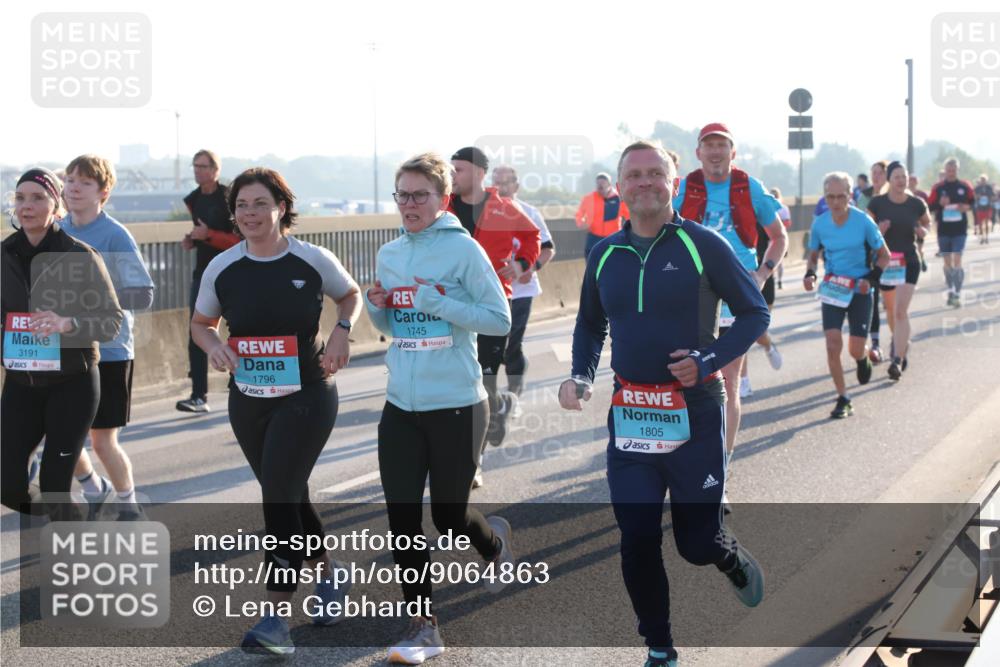 03.10.2025 - Köhlbrandbrückenlauf Lena Gebhardt http://msf.ph/oto/9064863 03.10.2025 09:21:53 Position 1 3191, 1796, 1745, 1805 meine-sportfotos.de