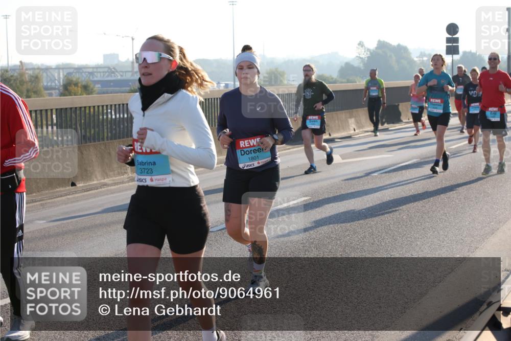 03.10.2025 - Köhlbrandbrückenlauf Lena Gebhardt http://msf.ph/oto/9064961 03.10.2025 09:22:03 Position 1 3723, 1801 meine-sportfotos.de