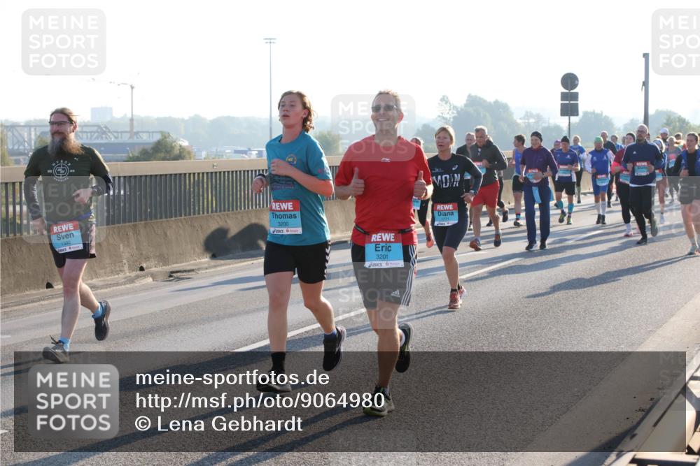 03.10.2025 - Köhlbrandbrückenlauf Lena Gebhardt http://msf.ph/oto/9064980 03.10.2025 09:22:05 Position 1 1390, 3200, 3201, 1771 meine-sportfotos.de