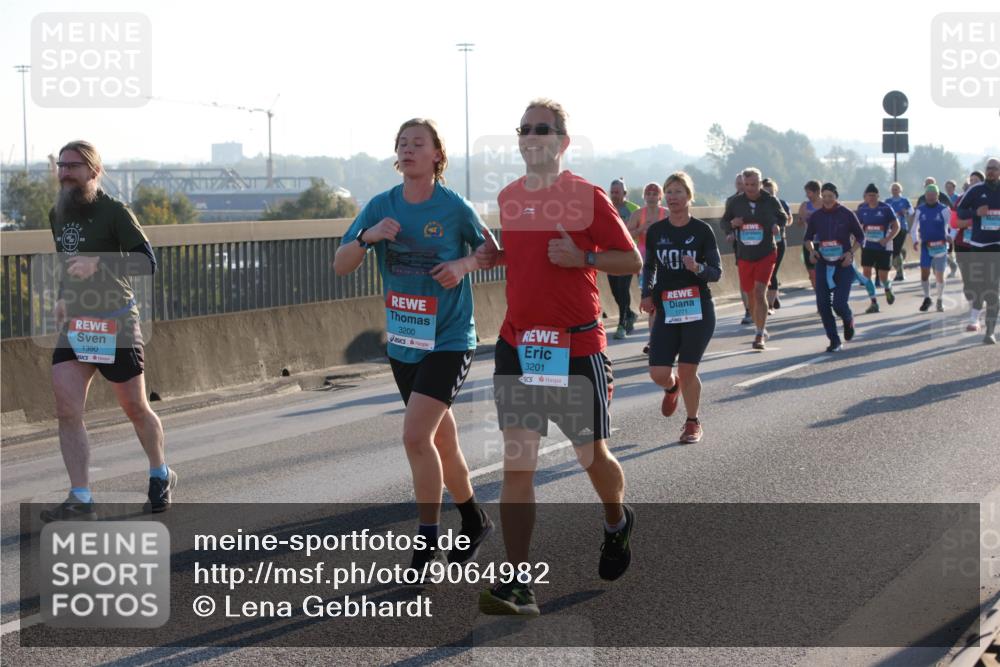 03.10.2025 - Köhlbrandbrückenlauf Lena Gebhardt http://msf.ph/oto/9064982 03.10.2025 09:22:06 Position 1 1390, 3200, 3201, 1771 meine-sportfotos.de