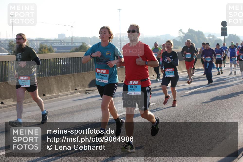 03.10.2025 - Köhlbrandbrückenlauf Lena Gebhardt http://msf.ph/oto/9064986 03.10.2025 09:22:06 Position 1 1390, 3200, 3201, 1771 meine-sportfotos.de