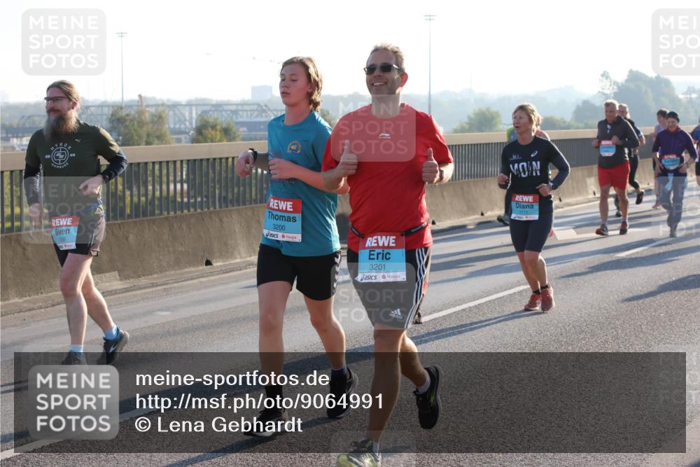 03.10.2025 - Köhlbrandbrückenlauf Lena Gebhardt http://msf.ph/oto/9064991 03.10.2025 09:22:06 Position 1 1390, 3200, 3201, 1771 meine-sportfotos.de