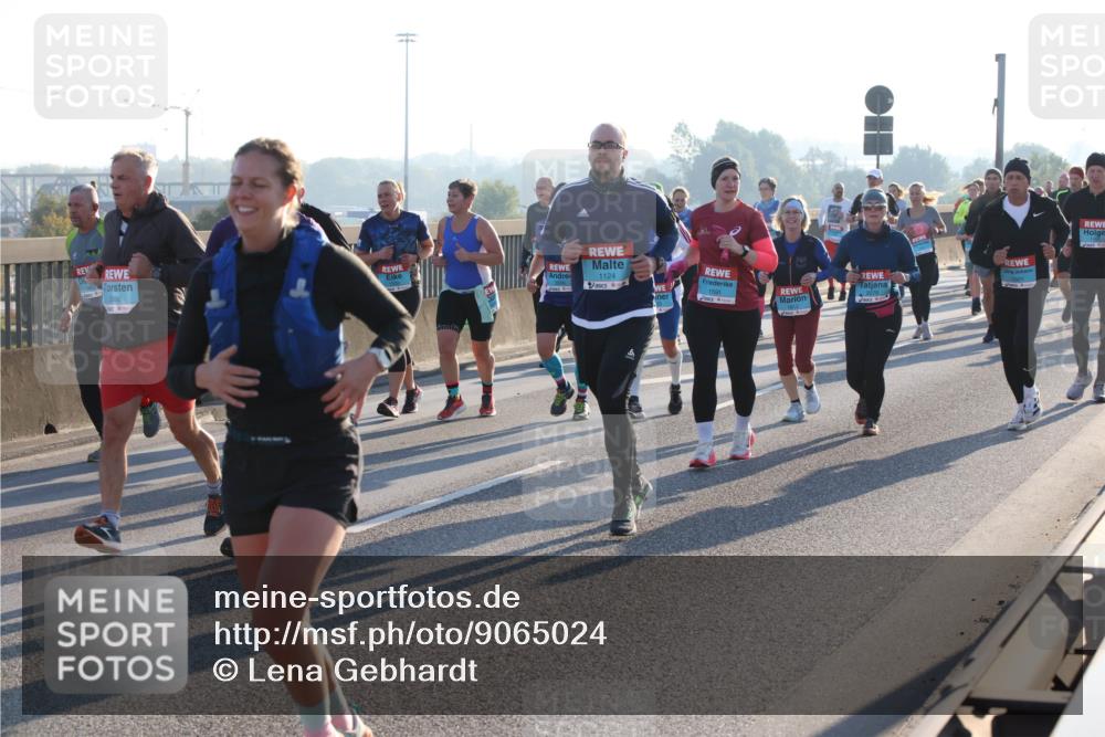 03.10.2025 - Köhlbrandbrückenlauf Lena Gebhardt http://msf.ph/oto/9065024 03.10.2025 09:22:10 Position 1 2, 2886, 1124, 1591 meine-sportfotos.de