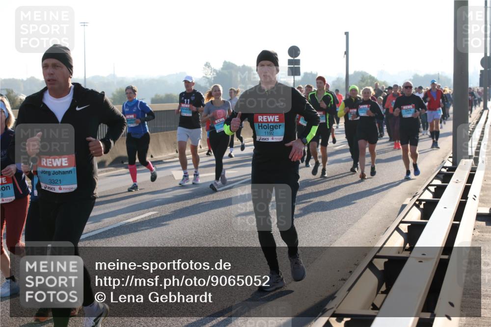03.10.2025 - Köhlbrandbrückenlauf Lena Gebhardt http://msf.ph/oto/9065052 03.10.2025 09:22:12 Position 1 2, 3321, 1192 meine-sportfotos.de
