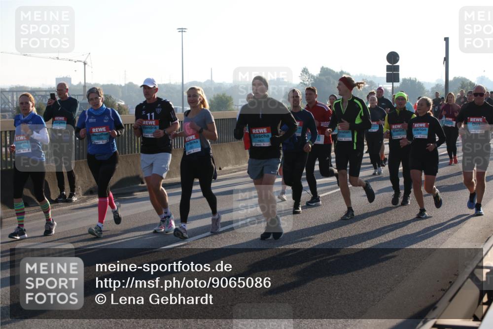03.10.2025 - Köhlbrandbrückenlauf Lena Gebhardt http://msf.ph/oto/9065086 03.10.2025 09:22:14 Position 1 11, 1905, 1303, 1304 meine-sportfotos.de