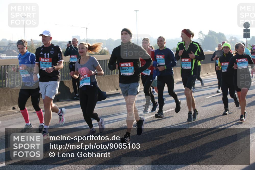 03.10.2025 - Köhlbrandbrückenlauf Lena Gebhardt http://msf.ph/oto/9065103 03.10.2025 09:22:15 Position 1 11, 2431, 2206, 1201, 1464, 1304, 1907, 1905, 1558 meine-sportfotos.de